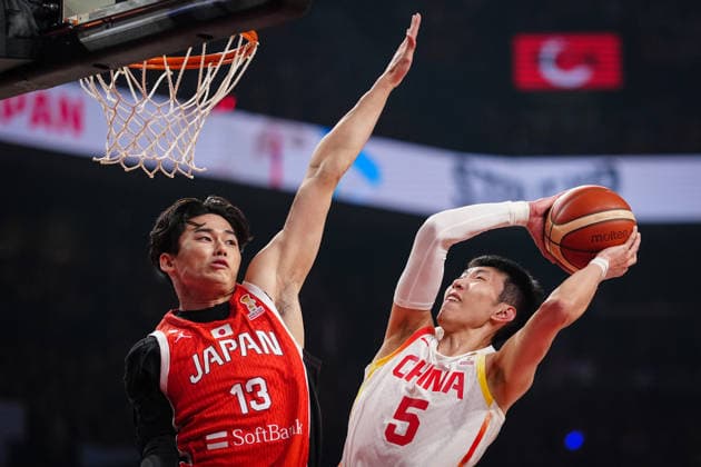 (260226) -- OKINAWA, Feb. 26, 2026 -- Liao Sanning (R) of China shoots during the Group B match between China and Japan at the FIBA Basketball World Cup Asian Qualifiers in Okinawa, Japan, Feb. 26, 2026. ) (SP)JAPAN-OKINAWA-BASKETBALL-FIBA WORLD CUP-ASIAN QUALIFIERS-CHN VS JPN JiaxHaocheng 