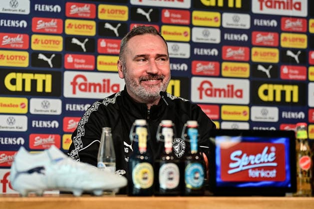 26.02.2026, Fußball, Herren, 2.BL, Saison 2025 2026, Pressekonferenz Holstein Kiel, erste Pk mit dem neuen Trainer Tim Walter Trainer Tim Walter bei der Pressekonferenz vor dem Spiel gegen SV Elversberg Kiel, Projensdorf Holstein-Stadion Schleswig-Holstein Deutschland *** 26 02 2026, Football, Men, 2 BL, Season 2025 2026, Press conference Holstein Kiel, first press conference with the new coach Tim Walter Coach Tim Walter at the press conference before the match against SV Elversberg Kiel, Projensdorf Holstein Stadium Schleswig Holstein Germany