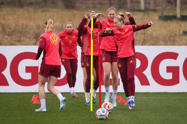 Frankfurt am Main, Deutschland 26. Februar 2026: Vorbereitung auf das Frauen WM-Qualifikationsspiel Deutschland vs. Slovenien - Training Im Bild: Rebecca Knaak (Deutschland) und Janina Minge (Deutschland), beide rechts im Bild, mit ihren Mannschaftskolleginnen beim Training vor dem ersten WM-Qualifikationsspiel in Frankfurt Copyright: HMBxMedia MadeleinexFantini