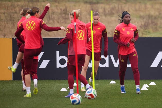 Frankfurt am Main, Deutschland 26. Februar 2026: Vorbereitung auf das Frauen WM-Qualifikationsspiel Deutschland vs. Slovenien - Training Im Bild: Die Spielerinnen der deutschen Fußballnationalmannschaft der Frauen beim Training vor dem ersten WM-Qualifikationsspiel in Frankfurt Copyright: HMBxMedia MadeleinexFantini
