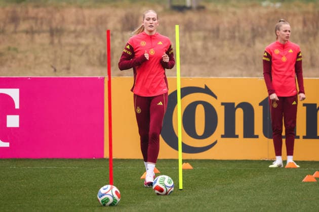 Frankfurt am Main, Deutschland 26. Februar 2026: Vorbereitung auf das Frauen WM-Qualifikationsspiel Deutschland vs. Slovenien - Training Im Bild: v.li. Camilla Küver Kuever (Deutschland) und Vivien Endemann (Deutschland) beim Training vor dem ersten WM-Qualifikationsspiel in Frankfurt Copyright: HMBxMedia MadeleinexFantini