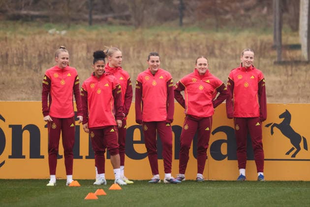 Frankfurt am Main, Deutschland 26. Februar 2026: Vorbereitung auf das Frauen WM-Qualifikationsspiel Deutschland vs. Slovenien - Training Im Bild: v.li. Vivien Endemann (Deutschland), Shekiera Martinez (Deutschland), Jella Veit (Deutschland), Carlotta Wamser (Deutschland), Lisanne Gräwe Graewe (Deutschland) und Franziska Kett (Deutschland) beim Training vor dem ersten WM-Qualifikationsspiel in Frankfurt Copyright: HMBxMedia MadeleinexFantini