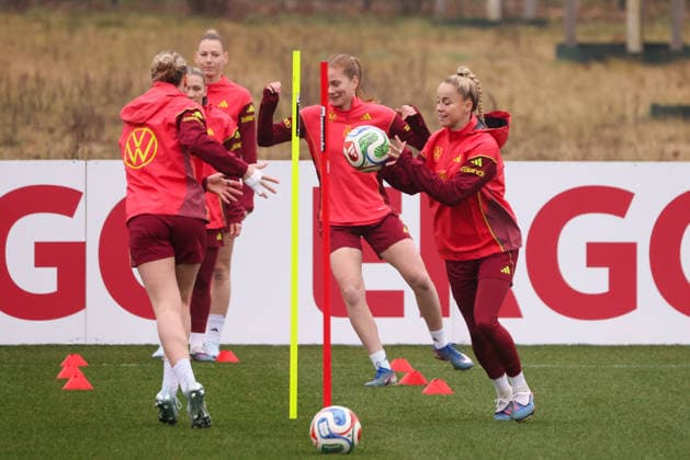 Frankfurt am Main, Deutschland 26. Februar 2026: Vorbereitung auf das Frauen WM-Qualifikationsspiel Deutschland vs. Slovenien - Training Im Bild: v.li. Rebecca Knaak (Deutschland), Sjoeke Nüsken Nuesken (Deutschland) und Giulia Gwinn (Deutschland) beim Training vor dem ersten WM-Qualifikationsspiel in Frankfurt Copyright: HMBxMedia MadeleinexFantini