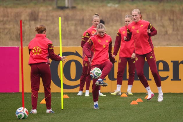 Frankfurt am Main, Deutschland 26. Februar 2026: Vorbereitung auf das Frauen WM-Qualifikationsspiel Deutschland vs. Slovenien - Training Im Bild: v.li. Lisanne Gräwe Graewe (Deutschland), Franziska Kett (Deutschland) und Camilla Küver Kuever (Deutschland) beim Training vor dem ersten WM-Qualifikationsspiel in Frankfurt Copyright: HMBxMedia MadeleinexFantini