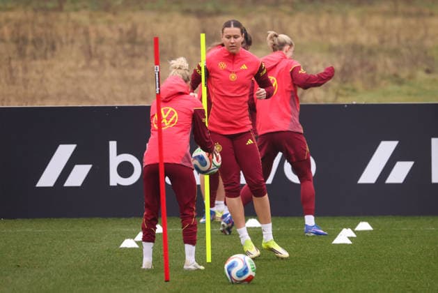 Frankfurt am Main, Deutschland 26. Februar 2026: Vorbereitung auf das Frauen WM-Qualifikationsspiel Deutschland vs. Slovenien - Training Im Bild: v.li. die Zweite Larissa Mühlhaus Muehlhaus (Deutschland) beim Training vor dem ersten WM-Qualifikationsspiel in Frankfurt Copyright: HMBxMedia MadeleinexFantini