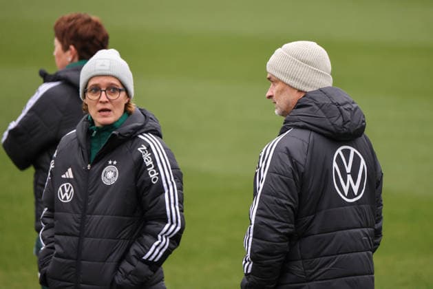 Frankfurt am Main, Deutschland 26. Februar 2026: Vorbereitung auf das Frauen WM-Qualifikationsspiel Deutschland vs. Slovenien - Training Im Bild: v.li. Co-Trainerin Saskia Bartusiak (Deutschland) und Bundestrainer Christian Wück Wueck (Deutschland) beim Training vor dem ersten WM-Qualifikationsspiel in Frankfurt Copyright: HMBxMedia MadeleinexFantini