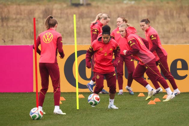 Frankfurt am Main, Deutschland 26. Februar 2026: Vorbereitung auf das Frauen WM-Qualifikationsspiel Deutschland vs. Slovenien - Training Im Bild: v.li. Vivien Endemann (Deutschland) und Shekiera Martinez (Deutschland) mit ihren Mannschaftskolleginnen beim Training vor dem ersten WM-Qualifikationsspiel in Frankfurt Copyright: HMBxMedia MadeleinexFantini