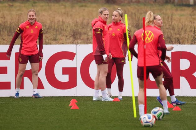 Frankfurt am Main, Deutschland 26. Februar 2026: Vorbereitung auf das Frauen WM-Qualifikationsspiel Deutschland vs. Slovenien - Training Im Bild: v.li. Sjoeke Nüsken Nuesken (Deutschland), Rebecca Knaak (Deutschland) und Giulia Gwinn (Deutschland) beim Training vor dem ersten WM-Qualifikationsspiel in Frankfurt Copyright: HMBxMedia MadeleinexFantini
