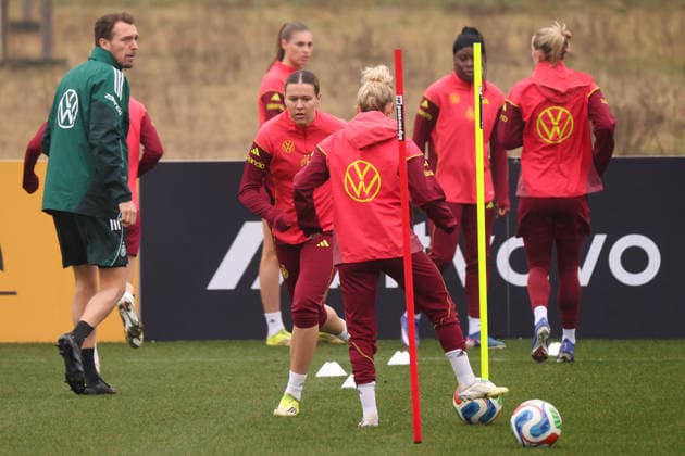 Frankfurt am Main, Deutschland 26. Februar 2026: Vorbereitung auf das Frauen WM-Qualifikationsspiel Deutschland vs. Slovenien - Training Im Bild: v.li. Athletiktrainer Julius Balsmeier (Deutschland) und Larissa Mühlhaus Muehlhaus (Deutschland) mit ihren Mannschaftskolleginnen beim Training vor dem ersten WM-Qualifikationsspiel in Frankfurt Copyright: HMBxMedia MadeleinexFantini