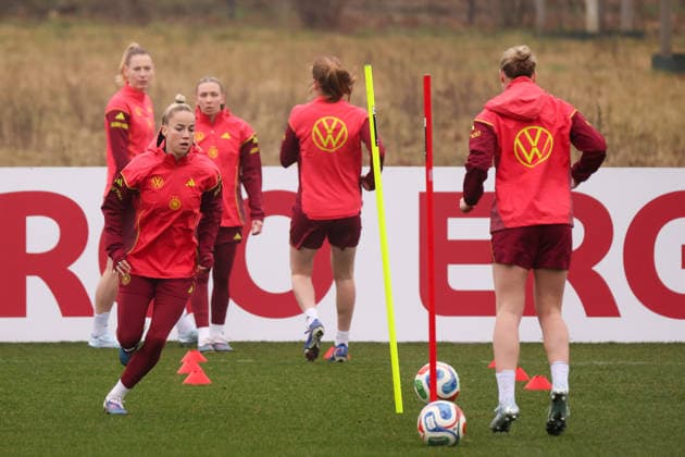 Frankfurt am Main, Deutschland 26. Februar 2026: Vorbereitung auf das Frauen WM-Qualifikationsspiel Deutschland vs. Slovenien - Training Im Bild: v.li. die Zweite Giulia Gwinn (Deutschland) mit ihren Mannschaftskolleginnen beim Training vor dem ersten WM-Qualifikationsspiel in Frankfurt Copyright: HMBxMedia MadeleinexFantini
