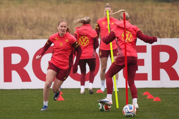 Frankfurt am Main, Deutschland 26. Februar 2026: Vorbereitung auf das Frauen WM-Qualifikationsspiel Deutschland vs. Slovenien - Training Im Bild: v.li. Sjoeke Nüsken Nuesken (Deutschland) beim Training vor dem ersten WM-Qualifikationsspiel in Frankfurt Copyright: HMBxMedia MadeleinexFantini
