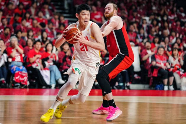 (260226) -- OKINAWA, Feb. 26, 2026 -- Hu Jinqiu (L) of China breaks through during the Group B match between China and Japan at the FIBA Basketball World Cup Asian Qualifiers in Okinawa, Japan, Feb. 26, 2026. ) (SP)JAPAN-OKINAWA-BASKETBALL-FIBA WORLD CUP-ASIAN QUALIFIERS-CHN VS JPN JiaxHaocheng 