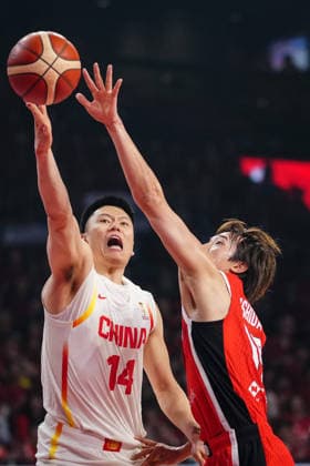 (260226) -- OKINAWA, Feb. 26, 2026 -- Li Hongquan (L) of China goes for a layup during the Group B match between China and Japan at the FIBA Basketball World Cup Asian Qualifiers in Okinawa, Japan, Feb. 26, 2026. ) (SP)JAPAN-OKINAWA-BASKETBALL-FIBA WORLD CUP-ASIAN QUALIFIERS-CHN VS JPN JiaxHaocheng 
