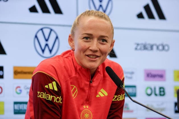 Frankfurt am Main, Deutschland 26. Februar 2026: Vorbereitung auf das Frauen WM-Qualifikationsspiel Deutschland vs. Slovenien - Pressekonferenz Im Bild: Lea Schüller Schueller (Deutschland) bei der Pressekonferenz in Frankfurt Copyright: HMBxMedia MadeleinexFantini