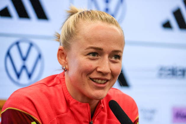 Frankfurt am Main, Deutschland 26. Februar 2026: Vorbereitung auf das Frauen WM-Qualifikationsspiel Deutschland vs. Slovenien - Pressekonferenz Im Bild: Lea Schüller Schueller (Deutschland) bei der Pressekonferenz in Frankfurt Copyright: HMBxMedia MadeleinexFantini