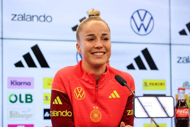 Frankfurt am Main, Deutschland 26. Februar 2026: Vorbereitung auf das Frauen WM-Qualifikationsspiel Deutschland vs. Slovenien - Pressekonferenz Im Bild: Giulia Gwinn (Deutschland) bei der Pressekonferenz in Frankfurt Copyright: HMBxMedia MadeleinexFantini