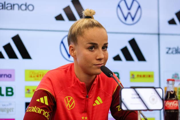 Frankfurt am Main, Deutschland 26. Februar 2026: Vorbereitung auf das Frauen WM-Qualifikationsspiel Deutschland vs. Slovenien - Pressekonferenz Im Bild: Giulia Gwinn (Deutschland) bei der Pressekonferenz in Frankfurt Copyright: HMBxMedia MadeleinexFantini