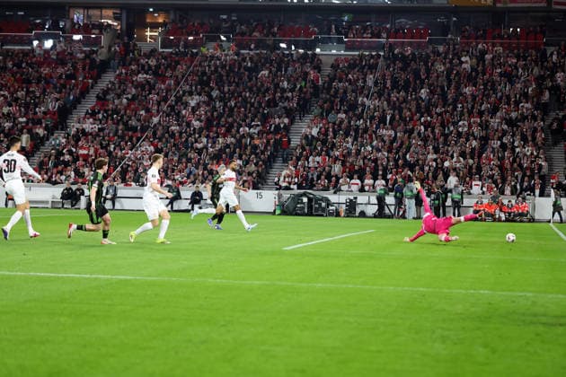 26.02.2026, xrekx, Fussball UEFA Europa League, VfB Stuttgart - Celtic Glasgow v.l. Torschuss zum 0:1 durch Luke McCowan (Celtic Glasgow) Alexander Nübel Nuebel (VfB Stuttgart) (DFL DFB REGULATIONS PROHIBIT ANY USE OF PHOTOGRAPHS as IMAGE SEQUENCES and or QUASI-VIDEO) Stuttgart
