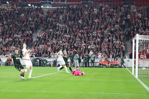 26.02.2026, xrekx, Fussball UEFA Europa League, VfB Stuttgart - Celtic Glasgow v.l. Torjubel nach dem Tor zum celebrating the goal celebrate 0:1 durch Luke McCowan (Celtic Glasgow) Alexander Nübel Nuebel (VfB Stuttgart) (DFL DFB REGULATIONS PROHIBIT ANY USE OF PHOTOGRAPHS as IMAGE SEQUENCES and or QUASI-VIDEO) Stuttgart
