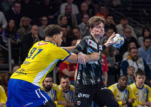 Handball, Herren, Saison 2025 2026, Champions League (Gruppe A, 12. Spieltag), Füchse Berlin - Industria Kielce, v.l. Theo Monar (Kielce), Nils Lichtlein (Füchse Berlin), 26.02.2026, Copyright: xSebastianxRäppold MatthiasxKochx