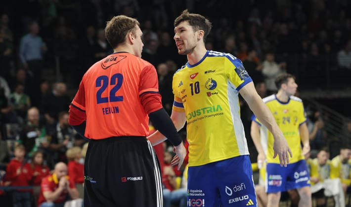 Torwart Klemen Ferlin klatscht ab mit Alex Dujshebaev Aktion Oberkörper Handball CL Championsleague Champions League Herren Saison 2025 2026 26.02.2026 Füchse Berlin vs KS Kielce in der Max Schmeling Halle