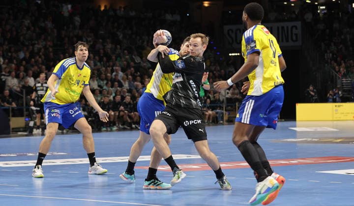 Alex Dujshebaev, Mathias Gidsel Zweikampf Spielszene Aktion Handball CL Championsleague Champions League Herren Saison 2025 2026 26.02.2026 Füchse Berlin vs KS Kielce in der Max Schmeling Halle