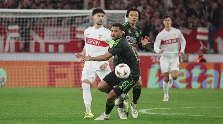 Stuttgart , Europa League VfB Stuttgart vs. Celtic Glasgow , von links: Atakan Karazor ( VfB ) Austin Trusty ( Glasgow )