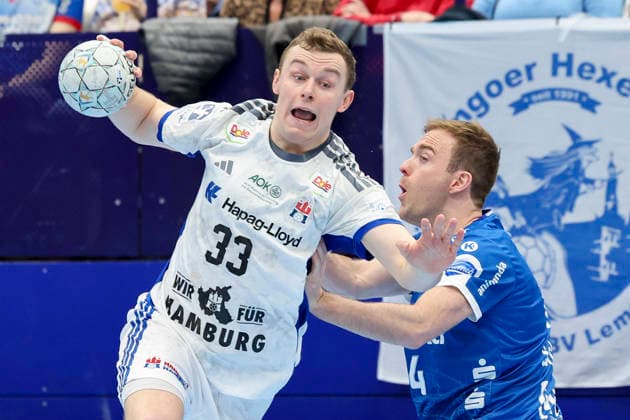 Moritz Sauter (Handball Verein Hamburg) und Bobby Schagen (TBV Lemgo Lippe) kaempfen um den Ball, DAIKIN Handball Bundesliga, TBV Lemgo Lippe v Handball Sport Verein Hamburg, PHOENIX CONTACT arena am 26. February 2026 in Lemgo, Deutschland. (Foto von Marco Steinbrenner DeFodi Images) Moritz Sauter (Handball Sport Verein Hamburg) und Bobby Schagen (TBV Lemgo Lippe) battle for the ball, DAIKIN Handball Bundesliga, TBV Lemgo Lippe v Handball Sport Verein Hamburg, PHOENIX CONTACT arena, February 26, 2026 in Lemgo, Germany. (Photo by Marco Steinbrenner DeFodi Images) -