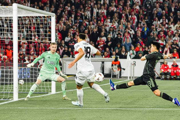 26.02.2026, xhettx, Fussball UEFA Europa League, VfB Stuttgart - Celtic Glasgow v.l. Jamie Leweling (VFB Stuttgart, 18) legt den Ball quer (DFL DFB REGULATIONS PROHIBIT ANY USE OF PHOTOGRAPHS as IMAGE SEQUENCES and or QUASI-VIDEO)