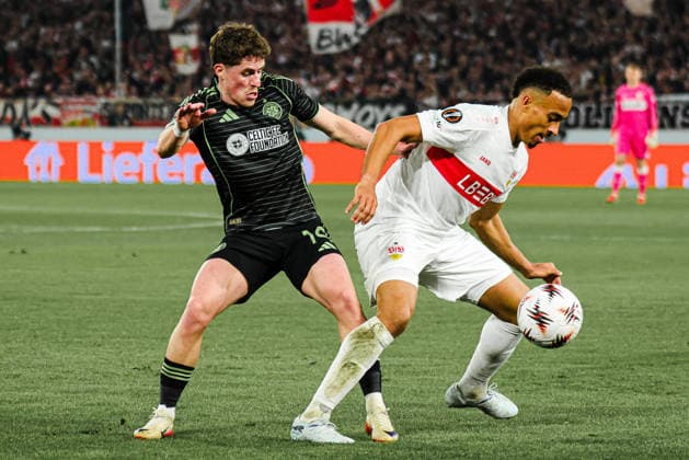 26.02.2026, xhettx, Fussball UEFA Europa League, VfB Stuttgart - Celtic Glasgow v.l. Luke McCowan (Celtic FC, 14) im Zweikampf mit Jamie Leweling (VFB Stuttgart, 18) (DFL DFB REGULATIONS PROHIBIT ANY USE OF PHOTOGRAPHS as IMAGE SEQUENCES and or QUASI-VIDEO)