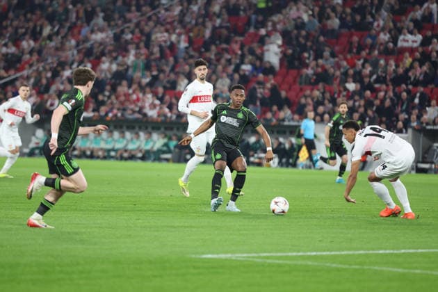 26.02.2026, xrekx, Fussball UEFA Europa League, VfB Stuttgart - Celtic Glasgow v.l. Vorlage zum 0:1 durch Junior Adamu (Celtic Glasgow) Luke McCowan (Celtic Glasgow) erzielte den Treffer (DFL DFB REGULATIONS PROHIBIT ANY USE OF PHOTOGRAPHS as IMAGE SEQUENCES and or QUASI-VIDEO) Stuttgart