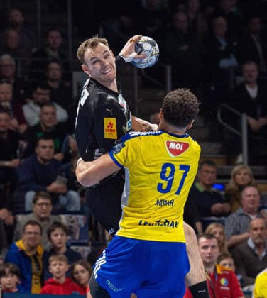 Handball, Herren, Saison 2025 2026, Champions League (Gruppe A, 12. Spieltag), Füchse Berlin - Industria Kielce, v.l. Mathias Gidsel (Füchse Berlin), Theo Monar (Kielce), 26.02.2026, Copyright: xSebastianxRäppold MatthiasxKochx