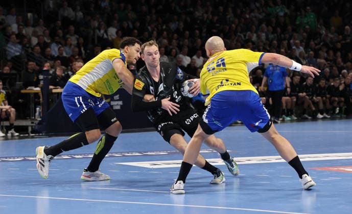 Theo Monar, Mathias Gidsel am Ball, Artsem Karalek Zweikampf Spielszene Aktion Handball CL Championsleague Champions League Herren Saison 2025 2026 26.02.2026 Füchse Berlin vs KS Kielce in der Max Schmeling Halle