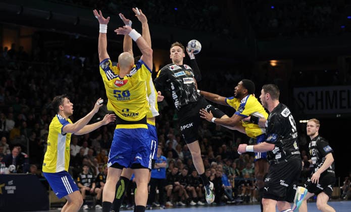 Artsem Karalek, Mathias Gidsel am Ball, Benoit Kouncoud Zweikampf Spielszene Aktion Handball CL Championsleague Champions League Herren Saison 2025 2026 26.02.2026 Füchse Berlin vs KS Kielce in der Max Schmeling Halle