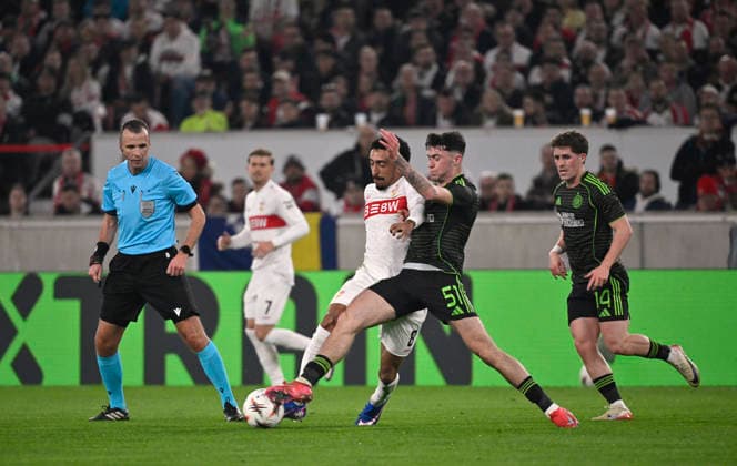Zweikampf, Aktion Coby Donovan Celtic (51) gegen Tiago Tomas VfB Stuttgart (08) VfB Stuttgart vs Celtic Glasgow FC EUROPA LEAGUE EL 26.02.2026 DFL REGULATIONS PROHIBIT ANY USE OF PHOTOGRAPHS AS IMAGE SEQUENCES AND OR QUASI-VIDEO VfB Stuttgart vs Celtic Glasgow FC EL