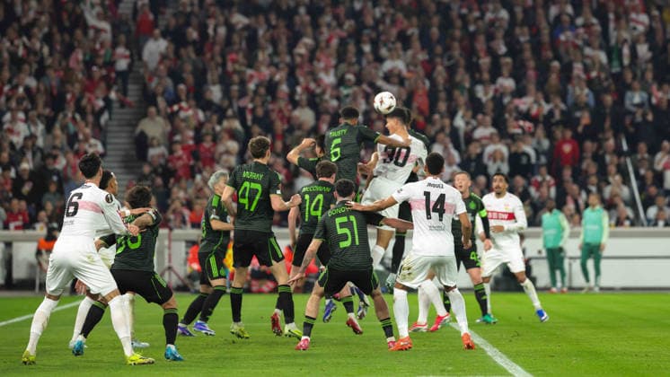 Stuttgart , Europa League VfB Stuttgart vs. Celtic Glasgow , Chema Andres (VfB) beim Eckball