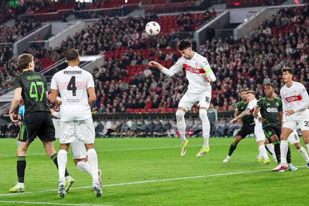 Atakan Karazor (VfB Stuttgart, 16) beim Kopfball , Deutschland, Fussball, UEFA Europa League, Play-offs, 2025 2026, VfB Stuttgart vs. Celtic Glasgow, 26.02.2026, Stuttgart MHP Arena Deutschland Copyright: xGrantxHubbsx