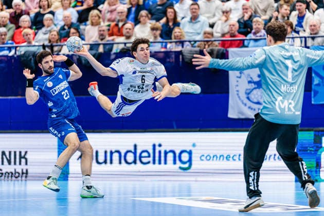 v.l. Tim Suton (TBV Lemgo Lippe, 23), Elias Kofler (Handball Verein Hamburg, 06), Constantin Moestl (TBV Lemgo Lippe, 01) GER, TBV Lemgo Lippe vs. Handball Sport Verein Hamburg, Handball, 1. Bundesliga, 23. Spieltag, Spielzeit 2025 2026, 26.02.2026 GER, TBV Lemgo Lippe vs. Handball Sport Verein Hamburg, Handball, 1. Bundesliga, 23. Spieltag, Spielzeit 2025 2026, 26.02.2026 Lemgo *** f l Tim Suton TBV Lemgo Lippe, 23 , Elias Kofler Handball Sport Verein Hamburg, 06 , Constantin Moestl TBV Lemgo Lippe, 01 GER, TBV Lemgo Lippe vs Handball Sport Verein Hamburg, Handball, 1 Bundesliga, Matchday 23, Season 2025 2026, 26 02 2026 GER, TBV Lemgo Lippe vs Handball Sport Verein Hamburg, Handball, 1 Bundesliga, Matchday 23, Season 2025 2026, 26 02 2026 Lemgo Copyright: xEibner-Pressefoto JanxRollingerx EP_JSK