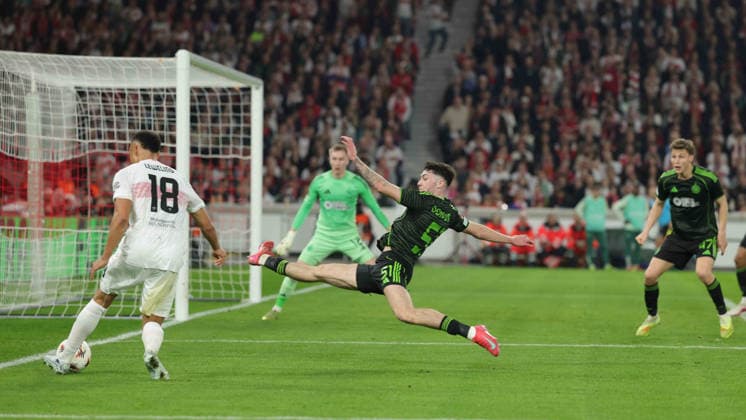 Stuttgart , Europa League VfB Stuttgart vs. Celtic Glasgow , Jamie Leweling (VfB) Viljami Sinisalo (Glasgow) Colby Donovan (Glasgow)