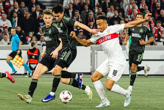 26.02.2026, xhettx, Fussball UEFA Europa League, VfB Stuttgart - Celtic Glasgow v.l. Hyunjun Yang (Celtic FC, 13) erkämpft den Ball gegen Jamie Leweling (VFB Stuttgart, 18) (DFL DFB REGULATIONS PROHIBIT ANY USE OF PHOTOGRAPHS as IMAGE SEQUENCES and or QUASI-VIDEO)