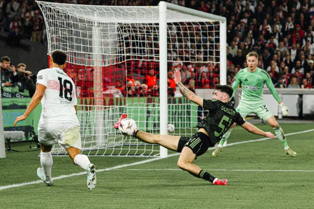 26.02.2026, xhettx, Fussball UEFA Europa League, VfB Stuttgart - Celtic Glasgow v.l. die Hereingabe von Jamie Leweling (VFB Stuttgart, 18) wird von Colby Donovan (Celtic FC, 51) geblockt (DFL DFB REGULATIONS PROHIBIT ANY USE OF PHOTOGRAPHS as IMAGE SEQUENCES and or QUASI-VIDEO)