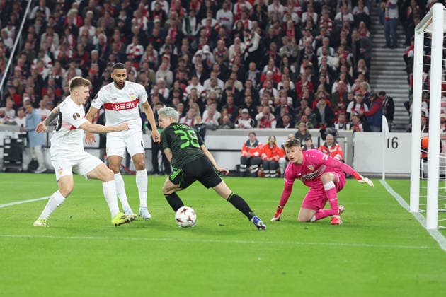 26.02.2026, xrekx, Fussball UEFA Europa League, VfB Stuttgart - Celtic Glasgow v.l. Finn Jeltsch (VfB Stuttgart) Josha Vagnoman (VfB Stuttgart) Daizen Maeda (Celtic Glasgow) Alexander Nübel Nuebel (VfB Stuttgart) Zweikampf, Aktion, action, battle for the ball (DFL DFB REGULATIONS PROHIBIT ANY USE OF PHOTOGRAPHS as IMAGE SEQUENCES and or QUASI-VIDEO) Stuttgart