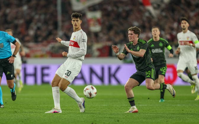 GER, Stuttgart, VfB Stuttgart vs Celtic Glasgow, Europa League, Fussball, UEFA, Spielzeit 2025 2026, MHP-Arena, Playoffs, Rückspiel im Bild v.l.: Chema Andres (VfB Stuttgart 30), Luke McCowan (Celtic Glasgow 14) DFB DFL REGULATIONS PROHIBIT ANY USE OF PHOTOGRAPHS AS IMAGE SEQUENCES AND OR QUASI-VIDEO, 26.02.2026 Copyright: HMBxMedia HendrikxHamelau
