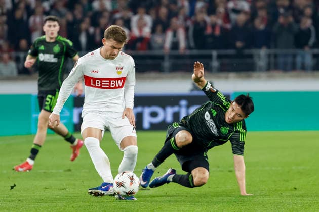 Maximilian Mittelstädt, Mittelstadt (VfB Stuttgart, 07) und Hyun-Jun Yang (Celtic Glasgow, 13) im Kampf um den Ball , Deutschland, Fussball, UEFA Europa League, Play-offs, 2025 2026, VfB Stuttgart vs. Celtic Glasgow, 26.02.2026, Stuttgart MHP Arena Deutschland Copyright: xGrantxHubbsx