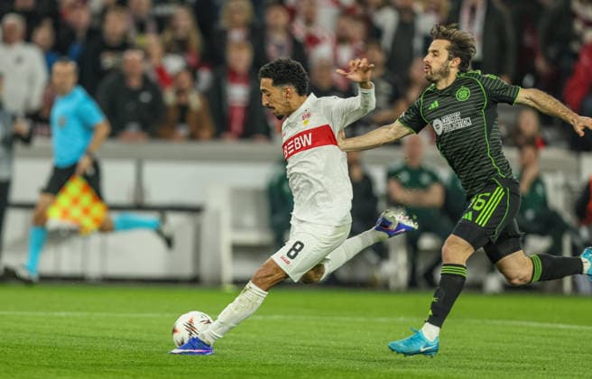 GER, Stuttgart, VfB Stuttgart vs Celtic Glasgow, Europa League, Fussball, UEFA, Spielzeit 2025 2026, MHP-Arena, Playoffs, Rückspiel im Bild v.l.: Tiago Tomas (VfB Stuttgart 8), Kyle Ure (Celtic Glasgow 46) DFB DFL REGULATIONS PROHIBIT ANY USE OF PHOTOGRAPHS AS IMAGE SEQUENCES AND OR QUASI-VIDEO, 26.02.2026 Copyright: HMBxMedia HendrikxHamelau