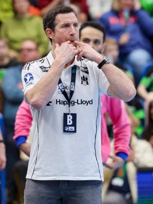 Trainer Torsten Jansen (Handball Verein Hamburg) gestikuliert, DAIKIN Handball Bundesliga, TBV Lemgo Lippe v Handball Sport Verein Hamburg, PHOENIX CONTACT arena am 26. February 2026 in Lemgo, Deutschland. (Foto von Marco Steinbrenner DeFodi Images) Trainer Torsten Jansen (Handball Sport Verein Hamburg) gestures, DAIKIN Handball Bundesliga, TBV Lemgo Lippe v Handball Sport Verein Hamburg, PHOENIX CONTACT arena, February 26, 2026 in Lemgo, Germany. (Photo by Marco Steinbrenner DeFodi Images) -