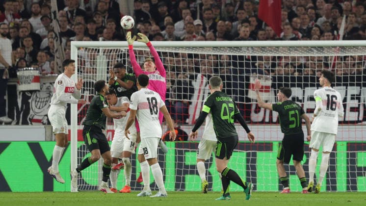 Stuttgart , Europa League VfB Stuttgart vs. Celtic Glasgow , Alexander Nübel (VfB), Eckball Glasgow