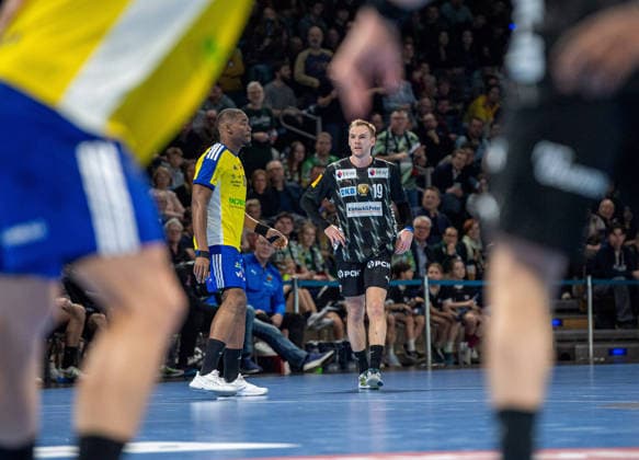 Handball, Herren, Saison 2025 2026, Champions League (Gruppe A, 12. Spieltag), Füchse Berlin - Industria Kielce, v.l. Dylan Nahi (Kielce) deckt Mathias Gidsel (Füchse Berlin) an der Mittellinie, 26.02.2026, Copyright: xSebastianxRäppold MatthiasxKochx