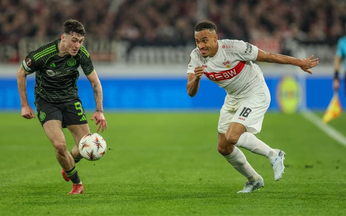 GER, Stuttgart, VfB Stuttgart vs Celtic Glasgow, Europa League, Fussball, UEFA, Spielzeit 2025 2026, MHP-Arena, Playoffs, Rückspiel im Bild v.l.: Colby Donovan (Celtic Glasgow 51), Jamie Leweling (VfB Stuttgart 18) DFB DFL REGULATIONS PROHIBIT ANY USE OF PHOTOGRAPHS AS IMAGE SEQUENCES AND OR QUASI-VIDEO, 26.02.2026 Copyright: HMBxMedia HendrikxHamelau