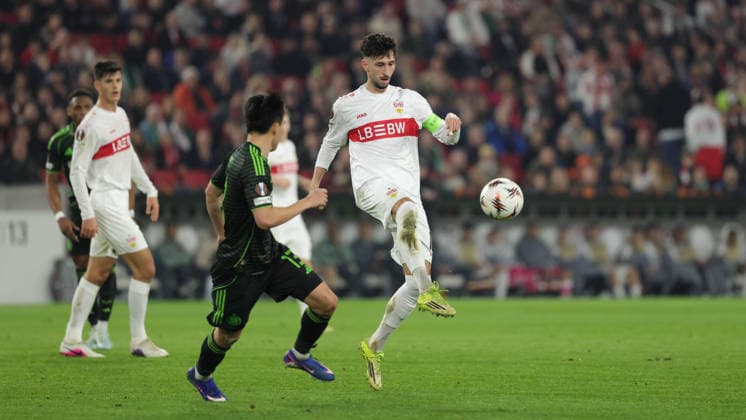 Stuttgart , Europa League VfB Stuttgart vs. Celtic Glasgow , Hyunjun Yang (Glasgow) Atakan Karazor (VfB)